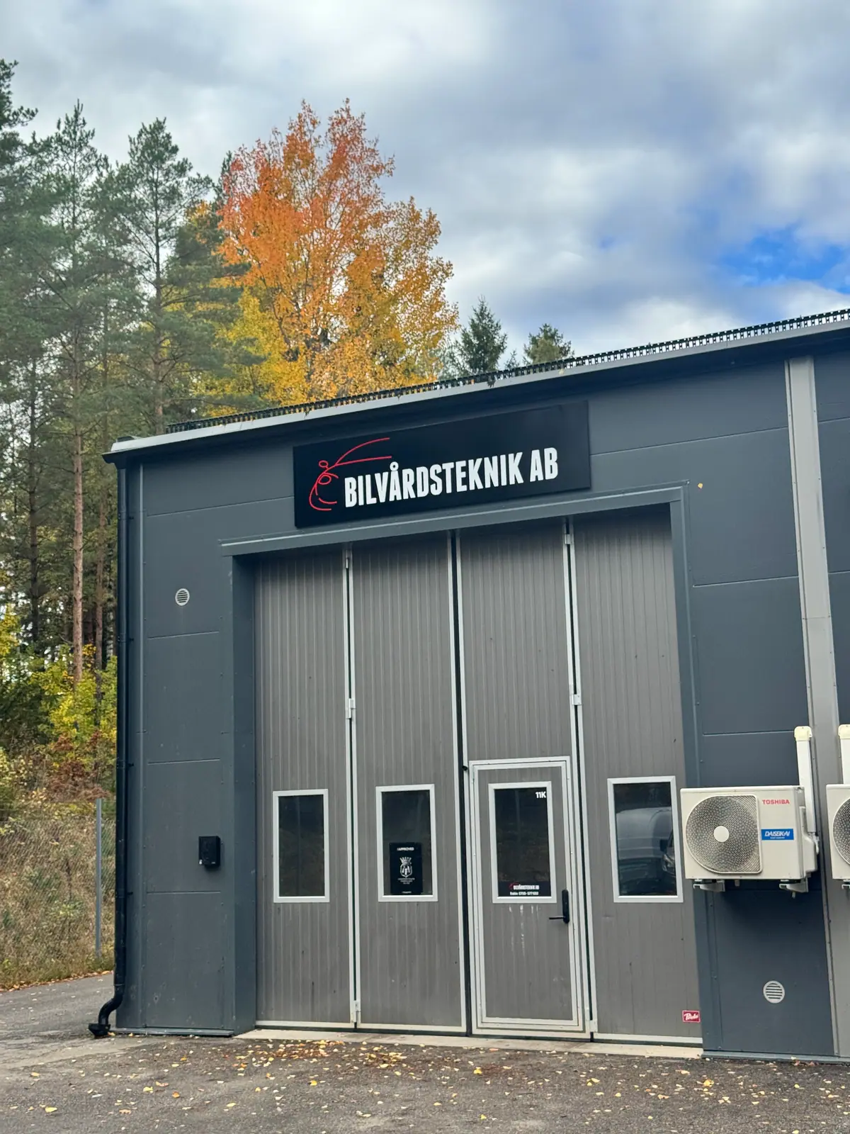 Verkstadsbyggnaden på Trollegatan 11 i Mjölby, med skylten Bilvårdsteknik AB över den stora porten